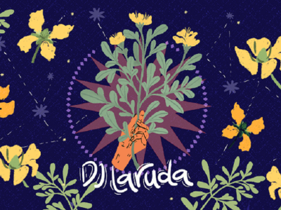La Ruda. Ilustradora: Ana María Ramírez  Una mano de tes morena sosteniendo una rama de muchas hojas verdes y tres flores amarillos, está en el centro de la ilustración, por encima de una estrella dibujada dentro de un círculo, en diferentes tonos de morado.  Alrededor del circulo hay mas ramas encmarcando la ilustración, flores amarillas y naranjadas tenues y hojitas de ruda. El texto abajo dice "DJ laruda". El fondo de todo es azul obscuro a manera de un cielo con estrellitas muy pequ